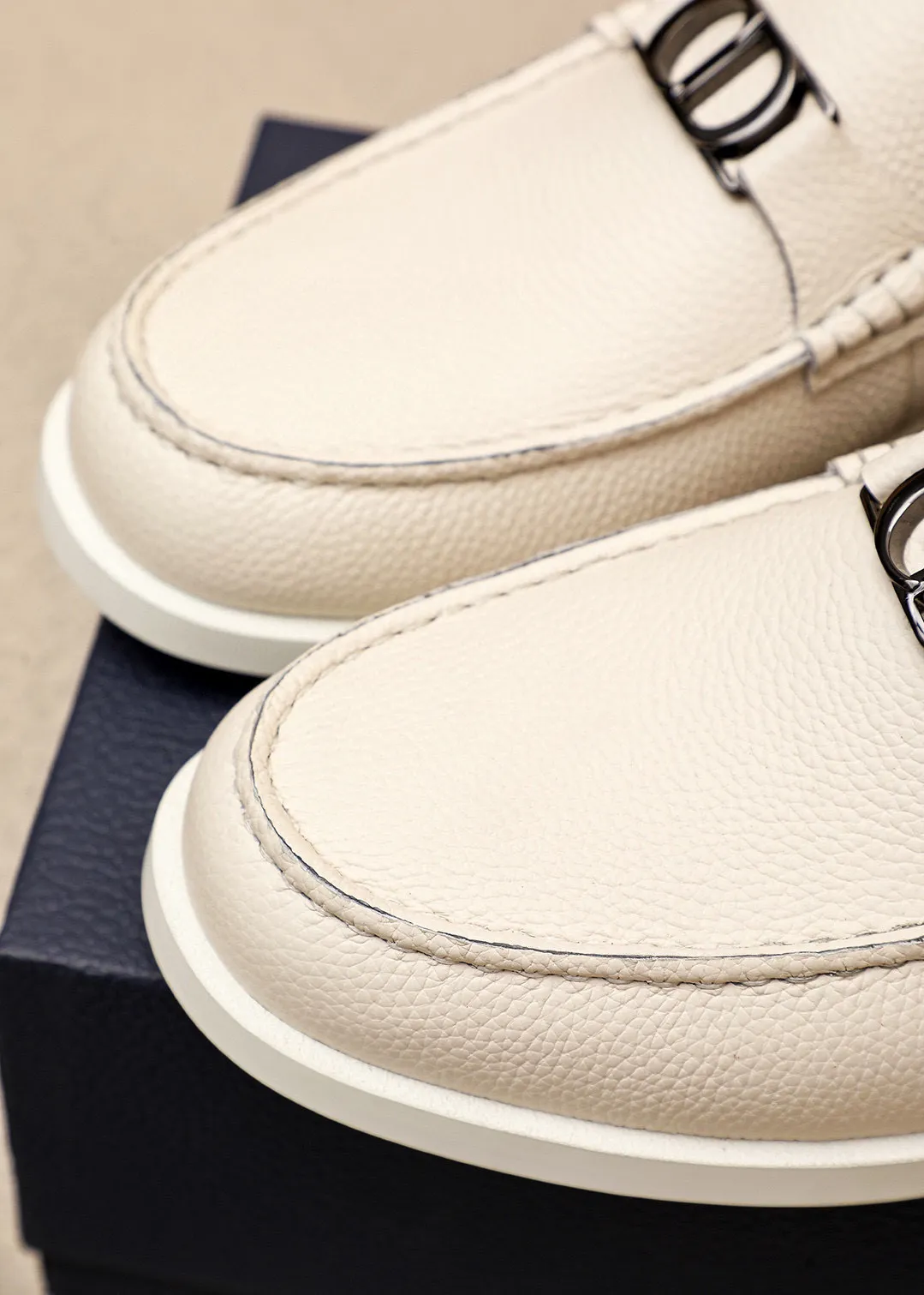 Men's shoes 💰480 💐Original packaging Product trademark: Dior "Dior" casual leather shoes Regular size: 38-44 (45.46.47🉑️Customized) Product materials: Selected Italian imported first-layer pebbled cowhide leather upper + luxury hardware buckle, imported water-dyed cowhide lining. Strong three-dimensional visual effect, original rubber outsole Color: 3⃣️colors available